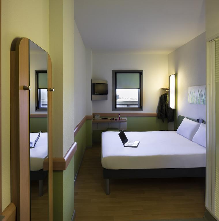 Ibis Budget Sevilla Aeropuerto Rom bilde